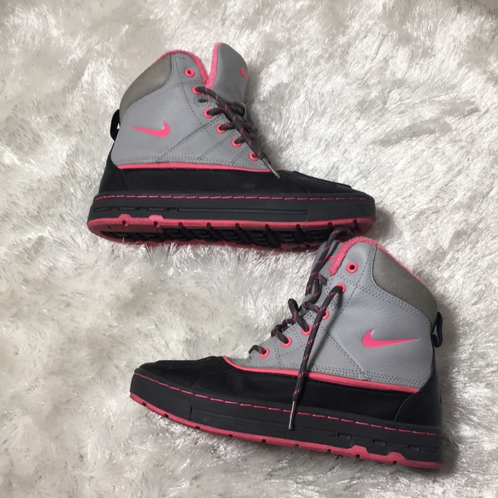 Nike - Picture 2 of 4